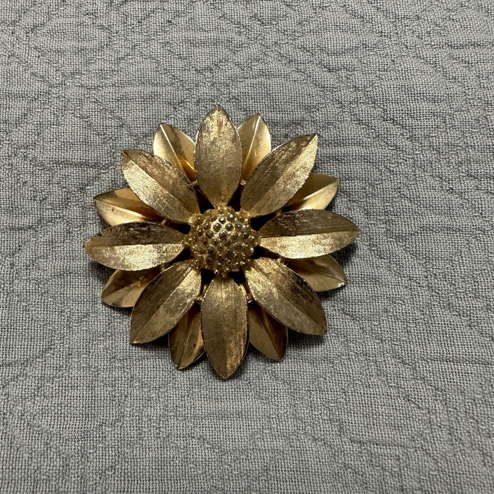 Sarah Coventry 1964 Vintage Gold Floral Sunflower Brooch